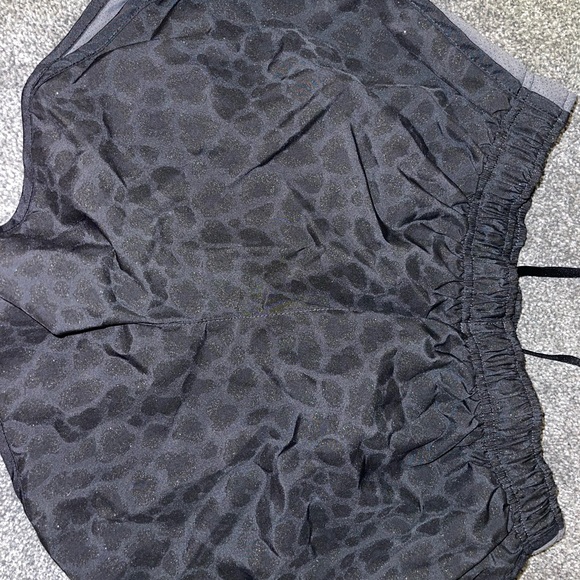 Women’s Nike Dri Fit black leopard running shortss medium - Picture 4 of 4
